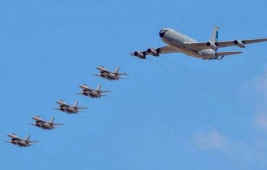 KC-135E Stratotanker junto a cinco F-16 Fighting Falcon de la Fuerza A�rea de Chile (FACh) 