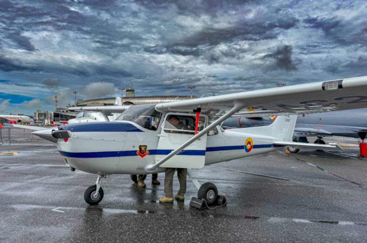 Cessna 172 Skyhawk (FAC2481) de la Fuerza Aeroespacial Colombiana (foto: Carlos Vanegas) Cessna 172 Skyhawk (FAC2481) de la Fuerza Aeroespacial Colombiana (foto: Carlos Vanegas)