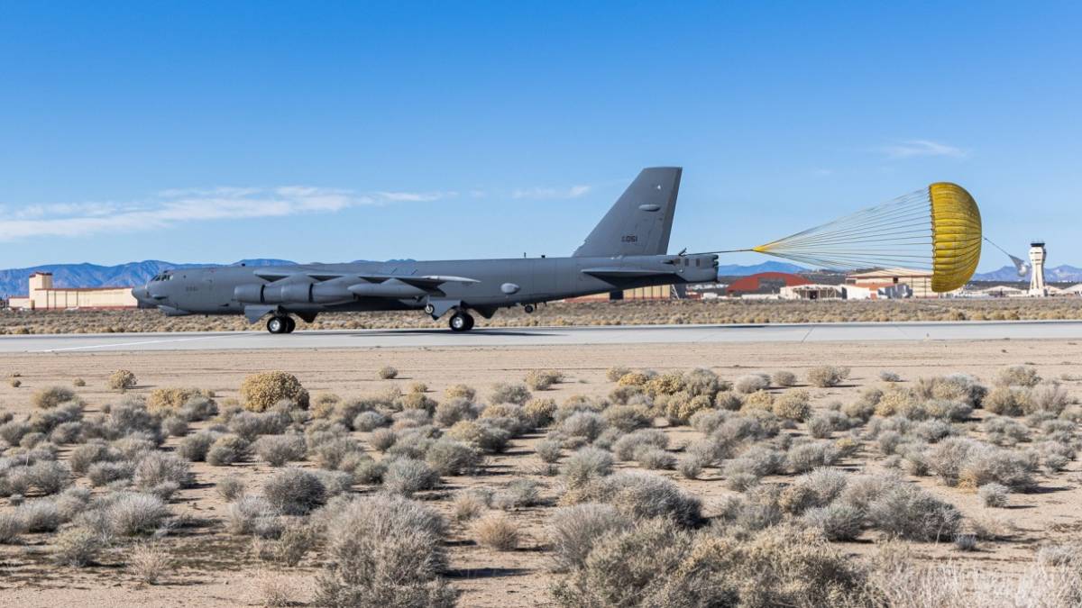 El primer B-52H dotado del nuevo radar aterrizando en Edwards. (foto USAF)