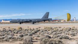El primer B-52H dotado del nuevo radar aterrizando en Edwards. (foto USAF)