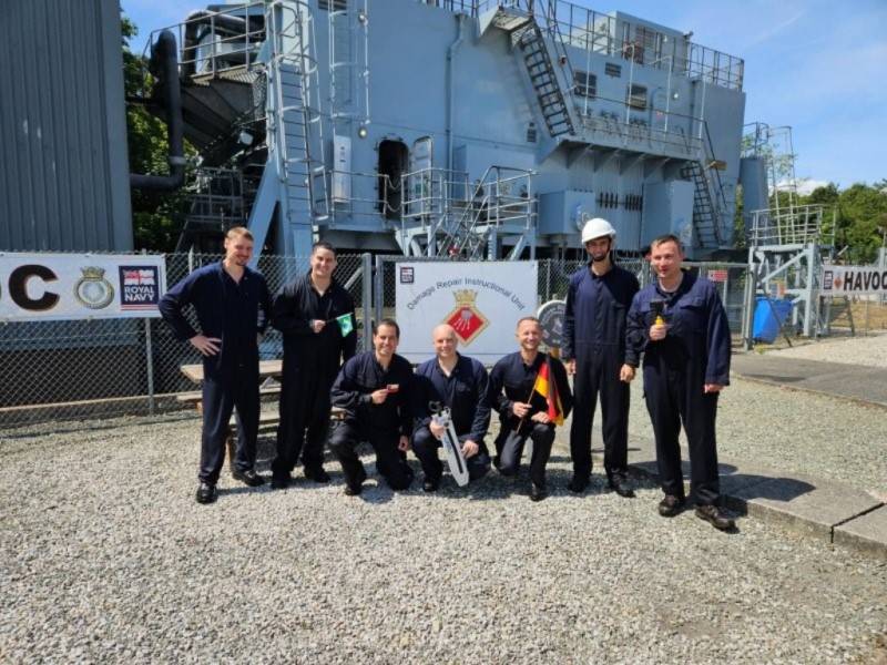 Capitanes de Corbeta Marcelo Caro y Francisco Widow de la Armada de Chile en el FOST de la Royal Navy.