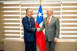 Comandante en Jefe de la Fuerza A�rea de Chile, General de Aire Hugo Rodr�guez Gonz�lez junto al Presidente electo Jose Antonio Kast.