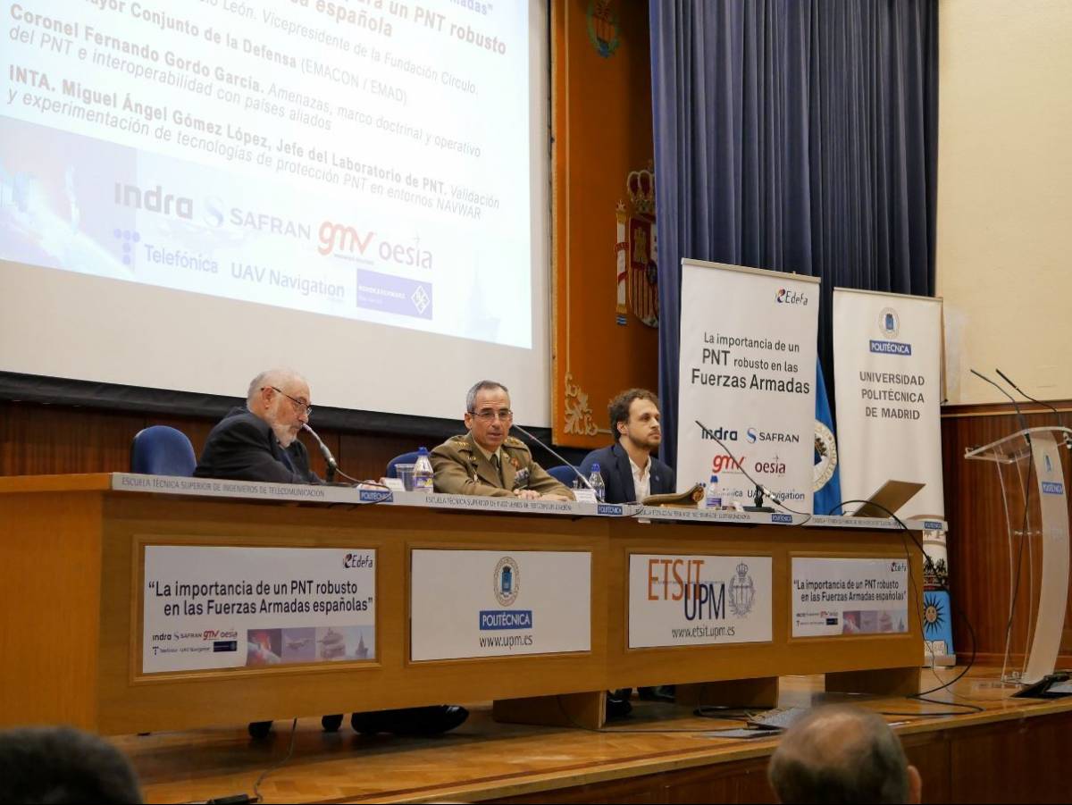 En la mesa 1 se analizaron los requisitos y hoja de ruta para un PNT robusto en la Defensa española. En la mesa 1 se analizaron los requisitos y hoja de ruta para un PNT robusto en la Defensa española.