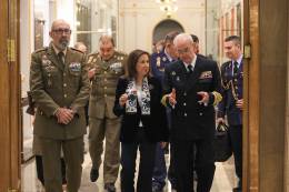 Teniente General Miguel Ballenilla, director del CESEDEN, junto a la Ministra de Defensa y el JEMAD, Almirante General Teodoro L�pez Calder�n.