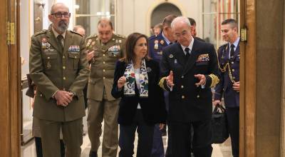 Teniente General Miguel Ballenilla, director del CESEDEN, junto a la Ministra de Defensa y el JEMAD, Almirante General Teodoro L�pez Calder�n.