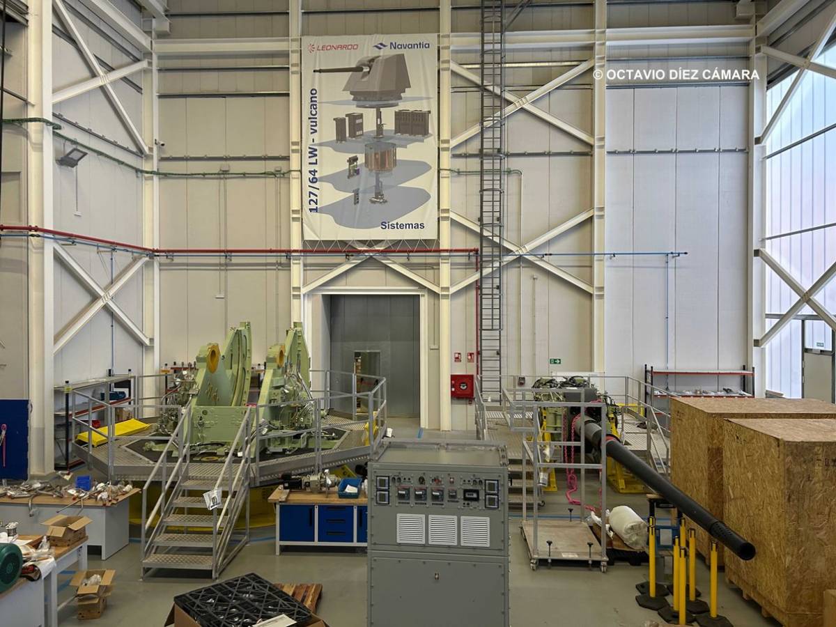 Navantia Sistemas ha preparado un amplio taller donde se realizan actividades del montaje final de la excelente pieza 127/64 LW que tendr�n las fragatas F110. (Octavio D�ez C�mara)