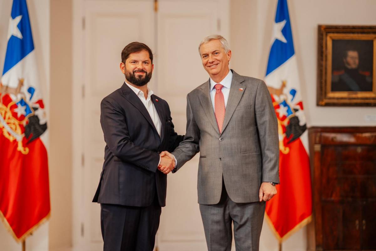 Presidente de Chile en ejercicio, Gabriel Boric, junto al electo, Jose Antonio Kast. 