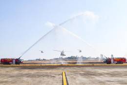 Llegada de los primeros MH-6R a la INS (Indian Naval Station) Hansa, recibidos arco de agua. (foto Indian Navy)