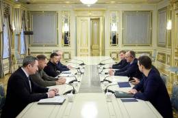 Reuni�n entre el presidente de Ucrania, Volod�mir Zelenski, y el canciller de Alemania, Friedrich Merz, acompa�ados por traductores y asesores, 15 de diciembre de 2025 (v�a Wikimedia Commons, bajo licencia CC. Recuperado de link)