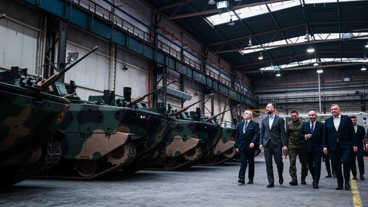 Las más altas autoridades civiles y militares de la Defensa polaca en la planta donde se fabrican los blindados Borsuk. Las más altas autoridades civiles y militares de la Defensa polaca en la planta donde se fabrican los blindados Borsuk.