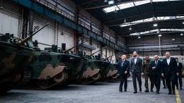 Las m�s altas autoridades civiles y militares de la Defensa polaca en la planta donde se fabrican los blindados Borsuk. 