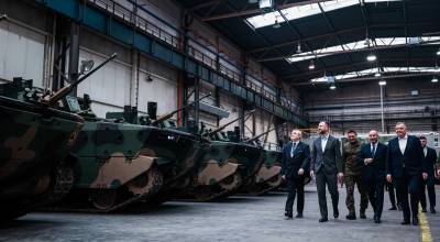 Las m�s altas autoridades civiles y militares de la Defensa polaca en la planta donde se fabrican los blindados Borsuk. 