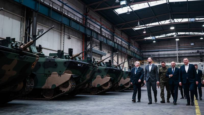 Las m�s altas autoridades civiles y militares de la Defensa polaca en la planta donde se fabrican los blindados Borsuk. 