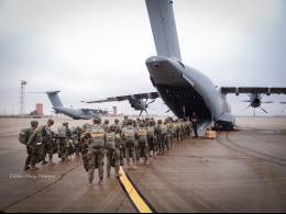 Paracaidistas de la BRIPAC embarcando en un avi�n A400M en la base a�rea de Zaragoza durante el ejercicio �Trueno-25�. (foto: Esteban Maiza)