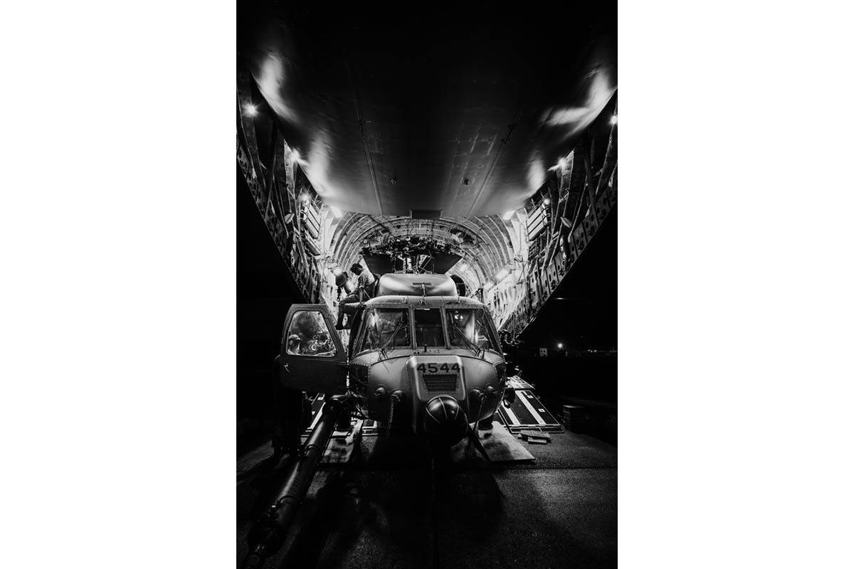 Descarga de helic�pteros HH-60W Jolly Green II que llegaron a la  Base Naval de Roosevelt Roads en un C-17 Globemaster III. (Cr�ditos: SOUTHCOM)