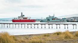 Rompehielos AGB-46 �Almirante Viel� de la Armada de Chile junto al HMCS �Margaret Brooke� de la Marina Real Canadiense en Punta Arenas.