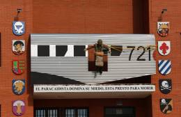 El nuevo monumento aquellos primeros saltos de guerra de los paracaidistas del ET desde el avi�n CASA-352 en la Guerra de Sidi Ifni. (foto Julio Maiz)