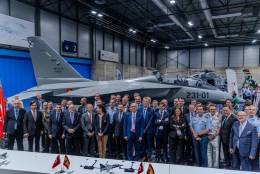 El acto de firma del plan industrial del programa durante la feria FEINDEF (Airbus)