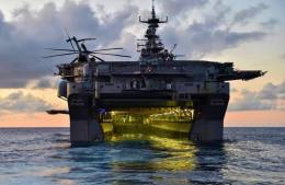 Buque de asalto anfibio USS Iwo Jima (LHD-7) frente a Cayo Hueso, Florida, 15 de septiembre de 2017. Fuente: National Museum of the U.S. Navy