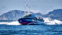 Una de las patrulleras de la Guardia Civil navegando a alta velocidad. (foto Rodman)