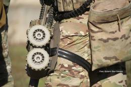 Los operadores de las Operaciones Especiales espa�olas pueden llevar estos peque�os robots en un arn�s de pernera para usarlos tan pronto sea necesario. (Octavio D�ez C�mara)