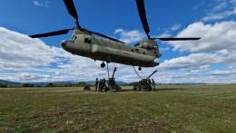 Dos obuses �Light Gun� L118 listos para ser trasladados por un CH-47F del BHELTRA V. (foto Ej�rcito de Tierra)