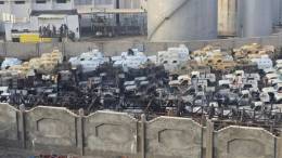 La coalici�n atac� una gran cantidad de armas y veh�culos de combate en el puerto de Mukalla.