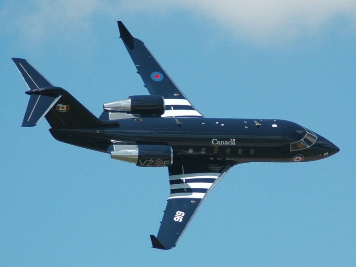 Uno de los Bombardier �Challenger� 600 de la RCAF, dotado de un esquema retro, que recuerda las aeronaves aliadas de la Segunda Guerra Mundial, incluidas las bandas de invasi�n. (foto Rub�n Galindo)