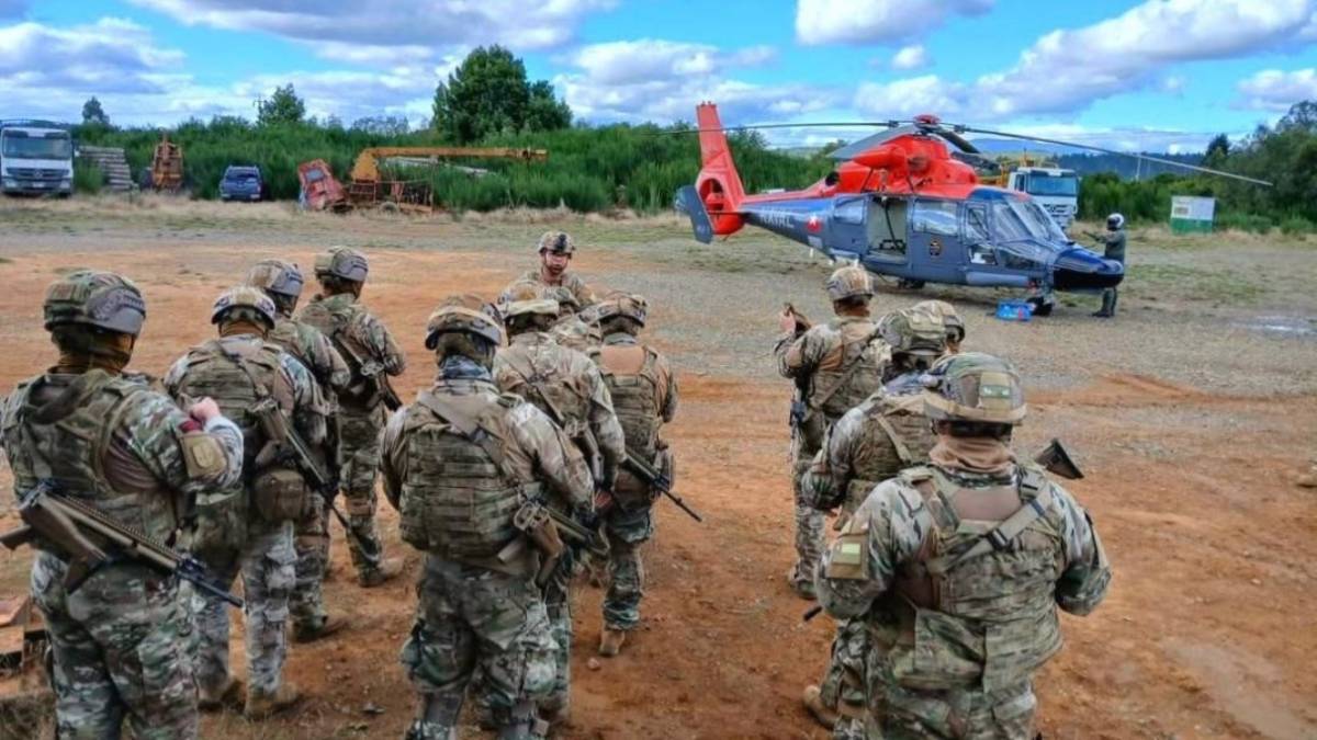 Grupo de Tarea Arauco conformado por Infantes de Marina de la Armada de Chile. Grupo de Tarea Arauco conformado por Infantes de Marina de la Armada de Chile.