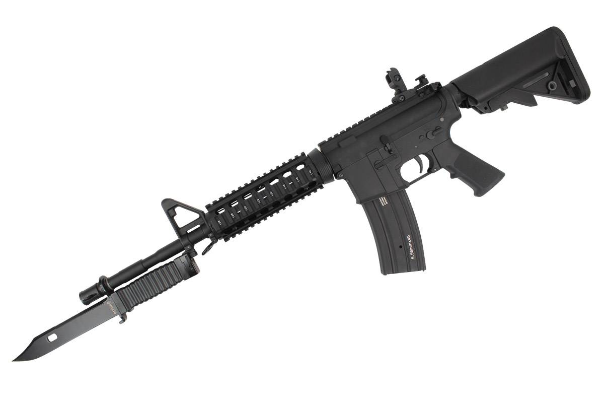 La bayoneta, calada en un fusil de asalto tipo M4 M16 (Aitor Knives)