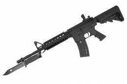 La bayoneta, calada en un fusil de asalto tipo M4 M16 (Aitor Knives)