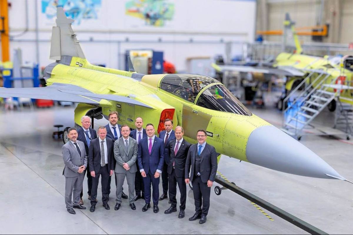 El primero de los nuevos �Gripen� durante su presentaci�n en la planta de fabricaci�n de la empresa Saab de Link�ping. (Foto Embajada de Hungr�a en Suecia)