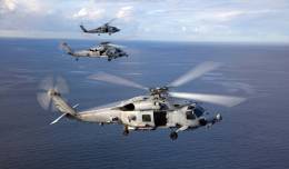 Formaci�n de tres helic�pteros MH-60R a la INS (Indian Naval Station) Hansa, recibidos arco de agua. (foto Lockheed Martin)