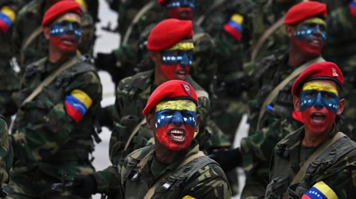 Paracaidistas del Ej�rcito Bolivariano conmemorando su D�a de la Independencia. (Ministerio de Defensa de Venezuela)