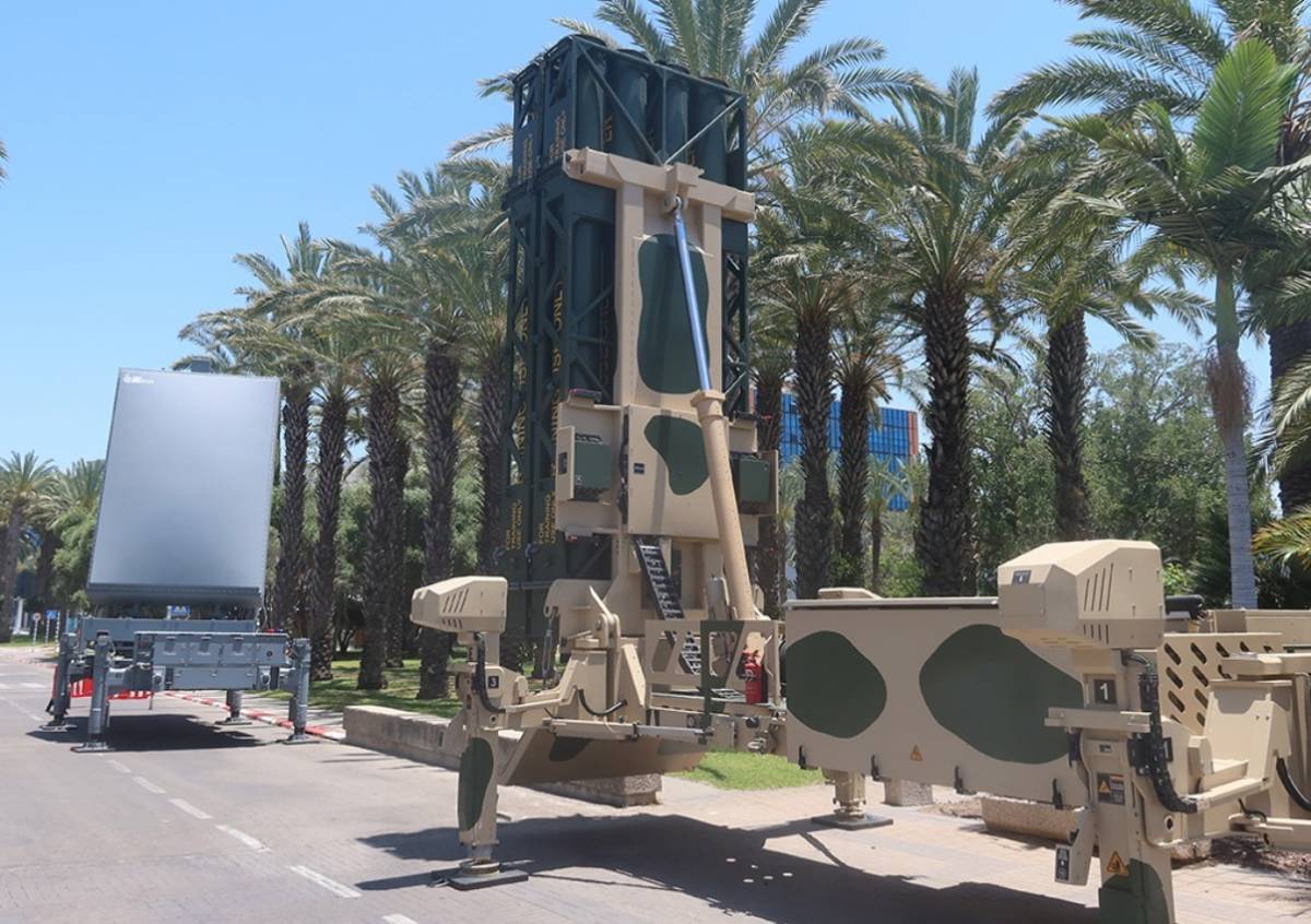 Unidad de defensa a�rea IAI Barak MX mostrada con el radar ELM-2084 MMR asociado de ELTA Systems. 