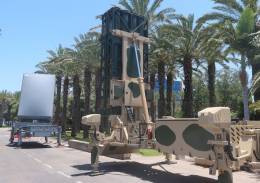 Unidad de defensa a�rea IAI Barak MX mostrada con el radar ELM-2084 MMR asociado de ELTA Systems. 