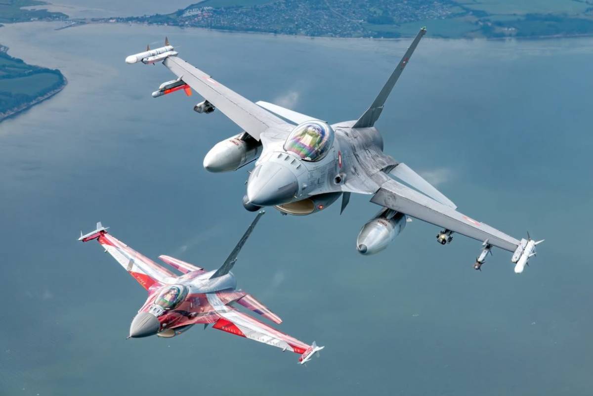 Uno de los F-35A de la Real Fuerza A�rea de Dinamarca volando sobre los des�rticos paisajes cercanos a Luke. (foto Flyvev�bnet)