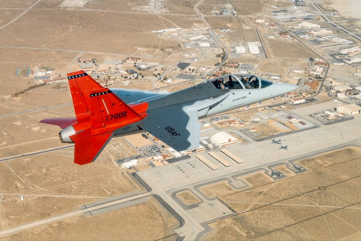 El primer T-7A durante su fase de pruebas en la base a�rea de Edwards (California).  (Foto USAF)