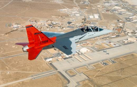El primer T-7A durante su fase de pruebas en la base a�rea de Edwards (California).  (Foto USAF)