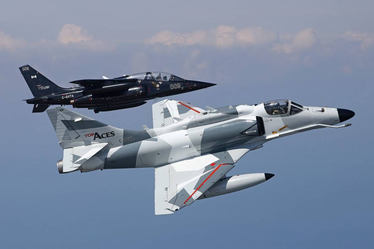 En primer plano uno de los A-4 y detrás un Alpha Jet de Top Aces.  (Foto Top Aces)