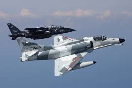 En primer plano uno de los A-4 y detr�s un Alpha Jet de Top Aces.  (Foto Top Aces)