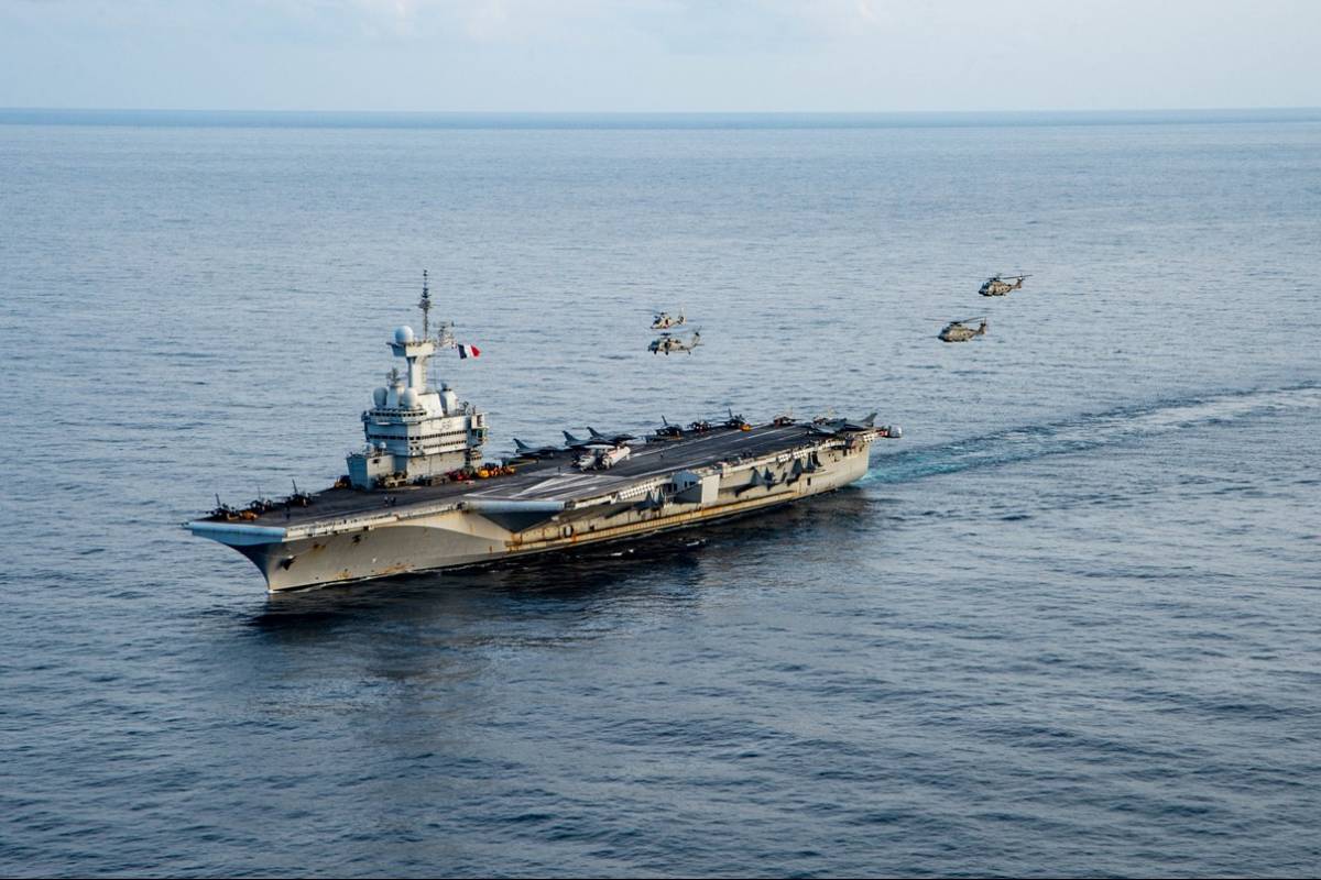 El portaaviones “Charles de Gaulle” sobrevolado por helicópteros de vatios países de la OTAN. (foto US Navy) El portaaviones “Charles de Gaulle” sobrevolado por helicópteros de vatios países de la OTAN. (foto US Navy)