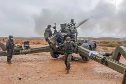 Ob�s SIAC de 155 mm. abriendo fuego (Ej�rcito de Tierra)