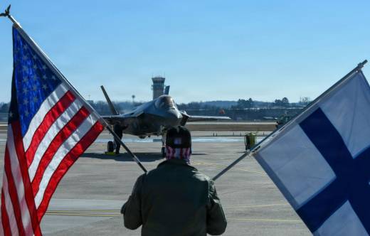 El que ser� el primer F-35 de la Fuerza A�rea de Finlandia llegando a la ANGB de Ebbing.  (Foto Ilmavoimat)