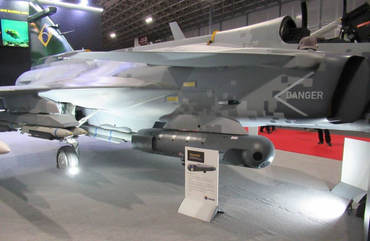 Litening junto a un Gripen brasileño (autor) Litening junto a un Gripen brasileño (autor)