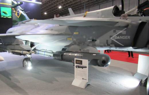 Litening junto a un Gripen brasile�o (autor)