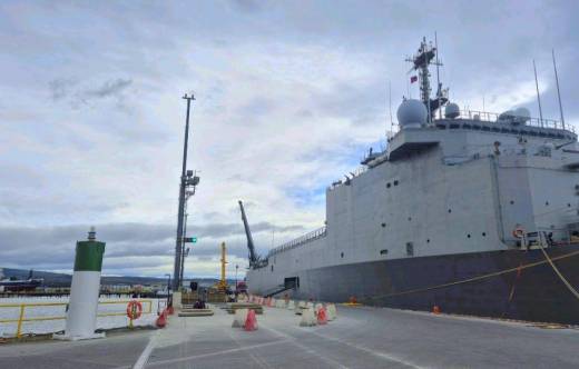 Buque LSDH-91 �Sargento Aldea� de la Armada de Chile en el Muelle Jos� Santos Mardones de Punta Arenas.