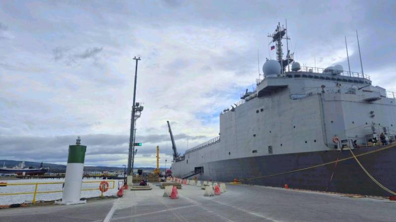 Buque LSDH-91 “Sargento Aldea” de la Armada de Chile en el Muelle José Santos Mardones de Punta Arenas. Buque LSDH-91 “Sargento Aldea” de la Armada de Chile en el Muelle José Santos Mardones de Punta Arenas.