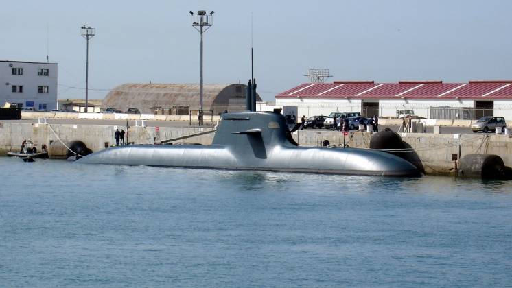 Uno de los submarinos italianos Clase �Todaro�, en concreto el �Scir� fotografiado en la Base Naval de Rota (C�diz-Espa�a). (foto Jes�s G�mez G�mez-wikimedia)