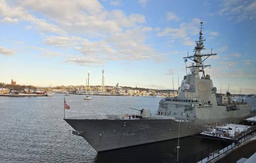 La fragata F-102 en Estocolmo (Navantia)